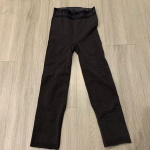 Stretchy cutout lululemon cropped leggings